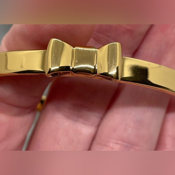 KATE SPADE TAKE A BOW GOLD TONE METAL BANGLE BRACELET Feminine Dressy Dainty - Picture 2 of 7